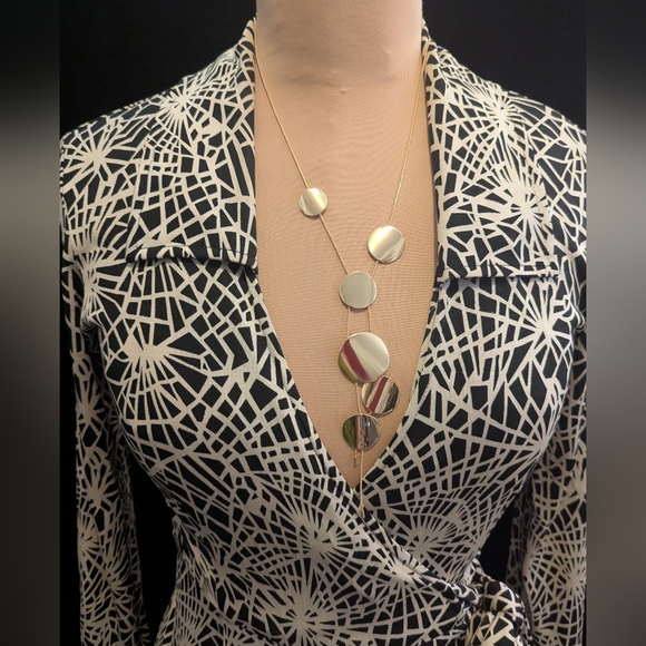 Diane Von Furstenberg Black and White SILK  Wrap Dress Size 4 - Picture 7 of 9